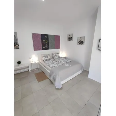 Fantastico 4 - With Large Private Terrace, Free Parking, Air Conditioning, Bbq