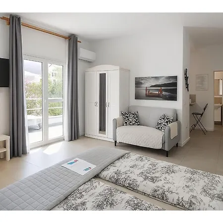Fantastico 4 - With Large Private Terrace, Free Parking, Air Conditioning, Bbq Apartmán