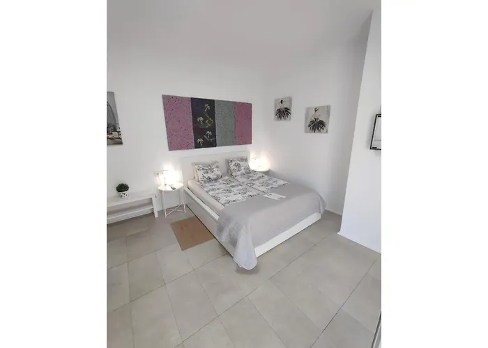 Fantastico 4 - With Large Private Terrace, Free Parking, Air Conditioning, Bbq
