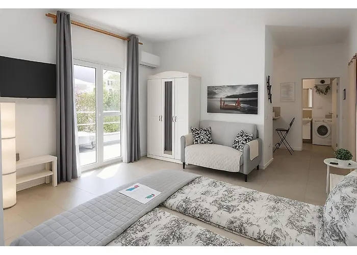 Fantastico 4 - With Large Private Terrace, Free Parking, Air Conditioning, Bbq Appartamento